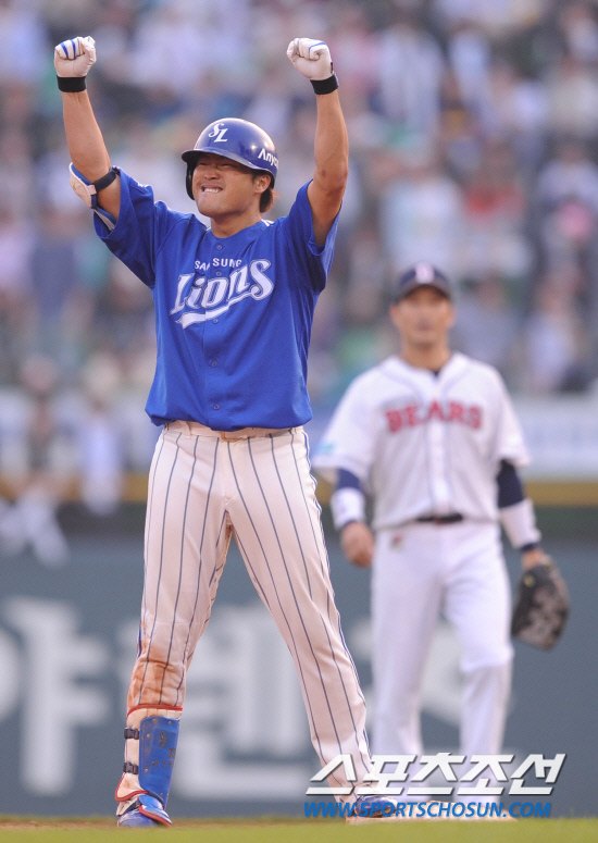 
	2010.10.10/

���ξ߱� �÷��̿��� 3���� �Ｚ-�λ� ���, 8ȸ�� 2�� 1�翡�� �Ｚ �����̰� ���� 1Ÿ�� 2��Ÿ�� ġ�� 2�翡�� ȯȣ�ϰ� �ִ�. 

���=������ ���� songs@sportschosun.com


