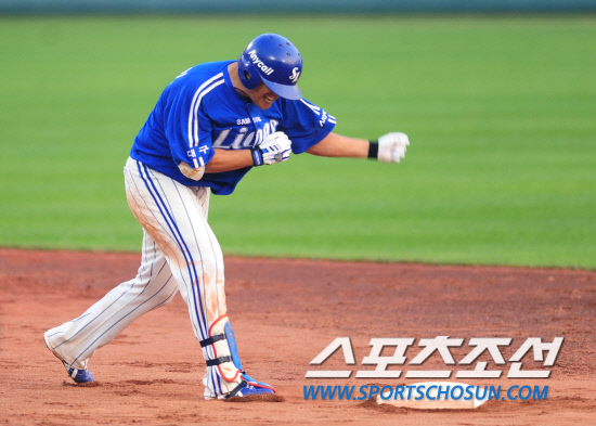 
	����������

2010�� 10�� 10��

10�� ��ǿ��� ���� �Ｚ�� �λ��� �÷��̿��� 3�������� 8ȸ�� 2�� 1�缭 ����Ÿ�� ������Ų �Ｚ �����̰� 2�缭 ȯȣ�ϰ� �ִ�.

���= ���� ���� kyungmin@sportschosun.com


