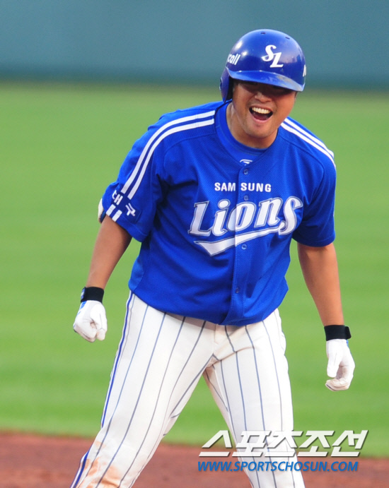 
	����������

2010�� 10�� 10��

10�� ��ǿ��� ���� �Ｚ�� �λ��� �÷��̿��� 3�������� 8ȸ�� 2�� 1�缭 ����Ÿ�� ������Ų �Ｚ �����̰� 2�缭 ȯȣ�ϰ� �ִ�.

���= ���� ���� kyungmin@sportschosun.com


