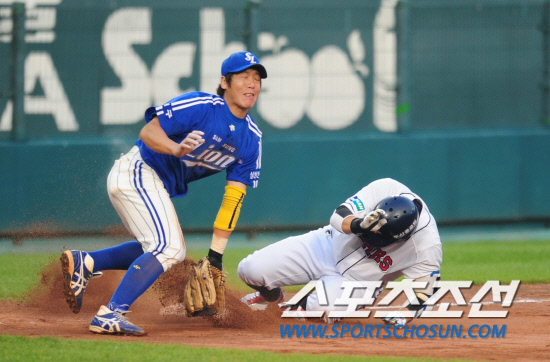 
	����������

2010�� 10�� 10��

10�� ��ǿ��� ���� �Ｚ�� �λ��� �÷��̿��� 3�������� 9ȸ�� �λ� �赿�ְ� ���߰� ��Ÿ�� ġ�� 3�缭 �������ǰ� �ִ�.

���= ���� ���� kyungmin@sportschosun.com


