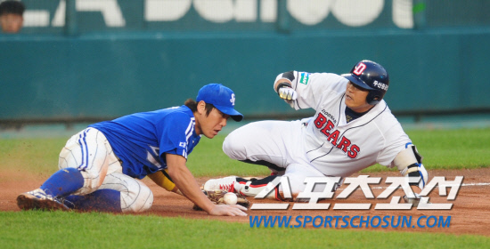 
	����������

2010�� 10�� 10��

10�� ��ǿ��� ���� �Ｚ�� �λ��� �÷��̿��� 3�������� 9ȸ�� �λ� �赿�ְ� ���߰� ��Ÿ�� ġ�� 3�缭 �������ǰ� �ִ�.

���= ���� ���� kyungmin@sportschosun.com


