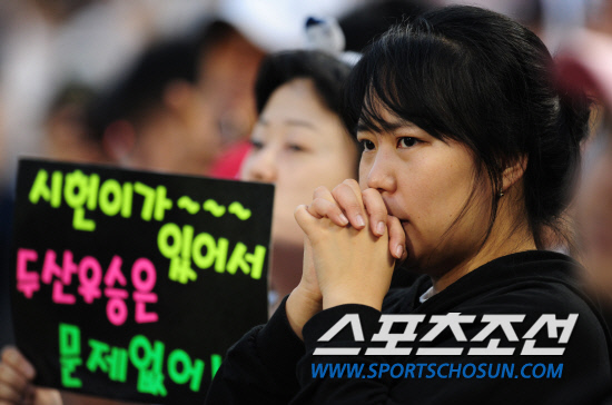 
	����������

2010�� 10�� 10��

10�� ��ǿ��� ���� �Ｚ�� �λ��� �÷��̿��� 3�������� 9ȸ�� 1�� ���缭 �λ� �ս����� Ÿ���� ���� �� ���� ���� ��� �¸��� �⵵�ϰ� �ִ�. �ս����� ����� �ö��̺��� �ƿ��Ǿ���.

���= ���� ���� kyungmin@sportschosun.com


