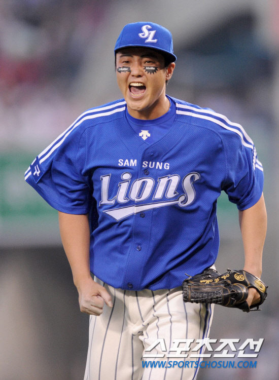 
	2010.10.10/

�Ｚ �������� ���ξ߱� �÷��̿��� 3���� �Ｚ-�λ� ��� 9ȸ 2�� ������ ���⿡�� �λ� �������� �ܾ��ö��̷� ó���ϸ� ȯȣ�ϰ� �ִ�.

���=������ ���� songs@sportschosun.com


