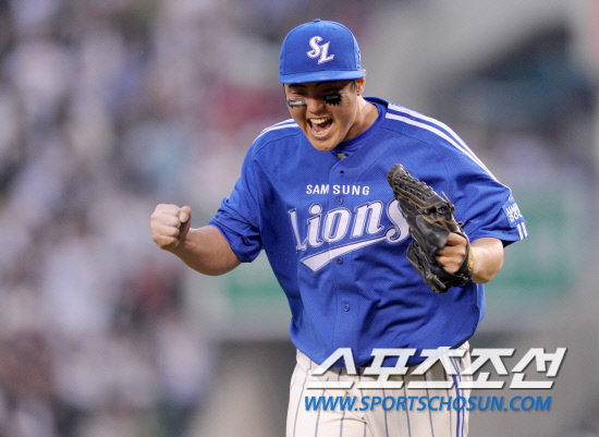 
	2010.10.10/

�Ｚ �������� ���ξ߱� �÷��̿��� 3���� �Ｚ-�λ� ��� 9ȸ 2�� ������ ���⿡�� �λ� �������� �ܾ��ö��̷� ó���ϸ� ȯȣ�ϰ� �ִ�.

���=������ ���� songs@sportschosun.com


