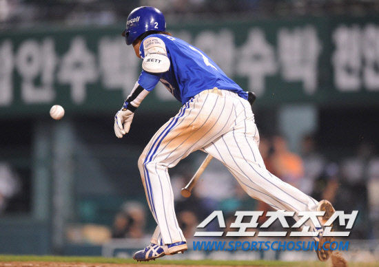 
	2010.10.10/

10�� ��ǿ��� ���ξ߱� �÷��̿��� 3���� �Ｚ-�λ� ��Ⱑ ���ȴ�. ���� 11ȸ�� 2�� ���翡�� �Ｚ ������ ��� ��Ʈ�� ġ�� 1�翡�� �����̵� �������ǰ� �ִ�.

���=������ ���� songs@sportschosun.com


