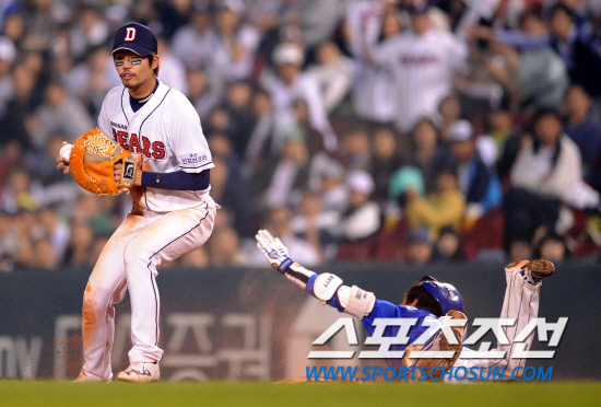 
	2010.10.10/

10�� ��ǿ��� ���ξ߱� �÷��̿��� 3���� �Ｚ-�λ� ��Ⱑ ���ȴ�. ���� 11ȸ�� 2�� ���翡�� �Ｚ ������ ��� ��Ʈ�� ġ�� 1�翡�� �����̵� �������ǰ� �ִ�.

���=������ ���� songs@sportschosun.com


