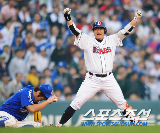 
	2010,10,10

PO3���� �λ�-�Ｚ

���ְ� �س´�.

8�� ������ PO3�������� �λ� �赿�ְ� 3��Ÿ�� �������. �赿�ִ� 6-6������ 9ȸ�� ���������ݿ��� ���� 3��Ÿ�� �� �±⸦ ��Ҵ�. 3�纣�̽����� ȯȣ�ϴ� �赿�ֿ� �����ڽ��ϰ� �ִ� �Ｚ 3��� �������� ����� �������̴�. 

���=������ ���� basser@sportschosun.com


