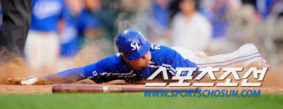 
	2010,10,10

PO3���� �λ�-�Ｚ

8�� ������ PO3�������� �Ｚ 1������ ������ ���������� �÷ȴ�.

������ 8ȸ�� �������� ���� 2��Ÿ �� 1�翡�� Ȩ���� ���������� �� ������� ����Ű�� �����̵� �������ǰ� �ִ�.

���=������ ���� basser@sportschosun.com


