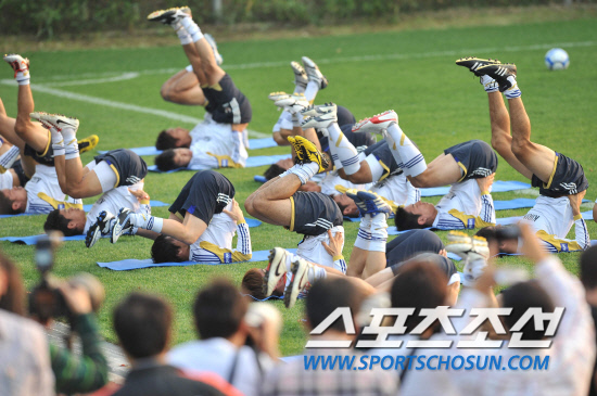 
	���������� 2010.10.10.

10�� ������ �Ϻ��౸��ǥ���� ����NFC���� �����Ʒÿ� �ռ� ��Ʈ��Ī���� ����Ǯ�� �ִ�.  ����NFC=������ ���� 

young@sportschosun.com


