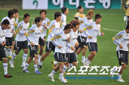 
	���������� 2010.10.10.

10�� ������ �Ϻ��౸��ǥ���� ����NFC���� �����Ʒÿ� �ռ� �׶��带 �ٸ� ����������� �ϰ� �ִ�.  ����NFC=������ ���� 

young@sportschosun.com


