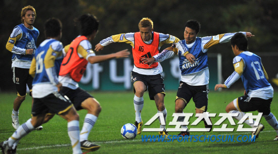 
	���������� 2010.10.10.

�Ϻ��� ��Ʈ����Ŀ ȥ�ٰ� 10�� ����NFC���� ������ ������⿡�� ������� ��ũ�� ������ ���� ���ĸ� �õ��ϰ� �ִ�.  ����NFC=������ ���� 

young@sportschosun.com


