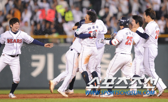 
	2010.10.10/

10�� ��ǿ��� ���ξ߱� �÷��̿��� 3���� �Ｚ-�λ� ��Ⱑ ���ȴ�. ���� 11ȸ�� ���� 2,3�翡�� �λ� �ս����� ������ ��Ÿ�� ġ�� ������ �Բ� �⻵�ϰ� �ִ�.

���=������ ���� songs@sportschosun.com


