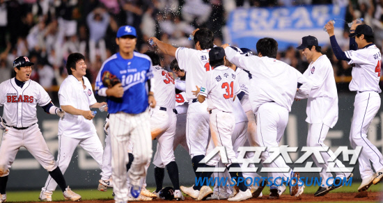 
	2010.10.10/

10�� ��ǿ��� ���ξ߱� �÷��̿��� 3���� �Ｚ-�λ� ��Ⱑ ���ȴ�. ���� 11ȸ�� ���� 2,3�翡�� �λ� �ս����� ������ ��Ÿ�� ġ�� ������ �Բ� �⻵�ϰ� �ִ�.

���=������ ���� songs@sportschosun.com


