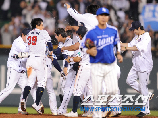 
	2010.10.10/

10�� ��ǿ��� ���ξ߱� �÷��̿��� 3���� �Ｚ-�λ� ��Ⱑ ���ȴ�. ���� 11ȸ�� ���� 2,3�翡�� �λ� �ս����� ������ ��Ÿ�� ġ�� ������ �Բ� �⻵�ϰ� �ִ�.

���=������ ���� songs@sportschosun.com


