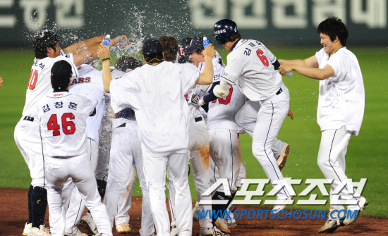 
	����������

2010�� 10�� 10��

10�� ��ǿ��� ���� �Ｚ�� �λ��� �÷��̿��� 3�������� 11ȸ�� �ս����� ������ ��Ÿ�� 9��8 �¸��� �ŵ� �λ� �������� ȯȣ�ϰ� �ִ�.

���= ���� ���� kyungmin@sportschosun.com


