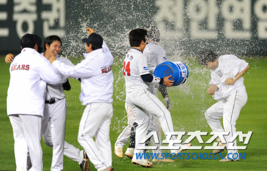 
	����������

2010�� 10�� 10��

10�� ��ǿ��� ���� �Ｚ�� �λ��� �÷��̿��� 3�������� 11ȸ�� �ս����� ������ ��Ÿ�� 9��8 �¸��� �ŵ� �λ� �������� ȯȣ�ϰ� �ִ�.

���= ���� ���� kyungmin@sportschosun.com


