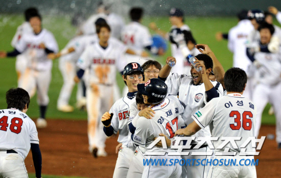 
	10�� ��ǿ��� ���� �Ｚ�� �λ��� �÷��̿��� 3�������� ���� 11ȸ�� ������ ������ �¸��� �ø� �λ� �������� ȯȣ �ϰ� �ִ�.

���=������ ����rainmaker@sportschosun.com


