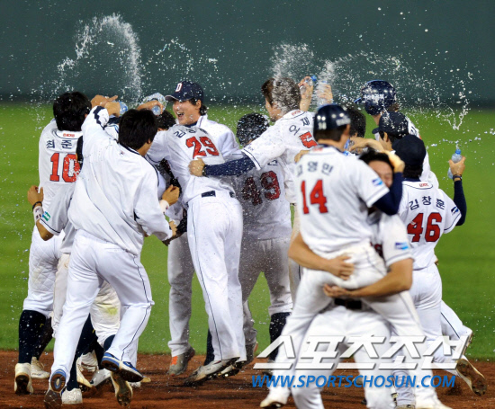 
	10�� ��ǿ��� ���� �Ｚ�� �λ��� �÷��̿��� 3�������� ���� 11ȸ�� ������ ������ �¸��� �ø� �λ� �������� ȯȣ �ϰ� �ִ�.

���=������ ����rainmaker@sportschosun.com


