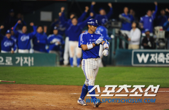 
	����������

2010�� 10�� 10��

10�� ��ǿ��� ���� �Ｚ�� �λ��� �÷��̿��� 3�������� 11ȸ�� 1�� ���缭 ���庼�� ������ ������ �Ｚ ä���� 1��� �ɾ���� �ִ�.

���= ���� ���� kyungmin@sportschosun.com


