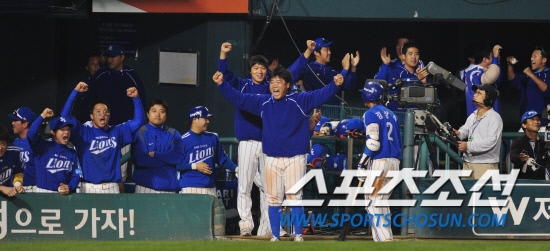 
	����������

2010�� 10�� 10��

10�� ��ǿ��� ���� �Ｚ�� �λ��� �÷��̿��� 3�������� 11ȸ�� 1�� ���缭 �Ｚ ä���� ���庼�� ������ �������� �Ｚ �������� ȯȣ�ϰ� �ִ�.

���= ���� ���� kyungmin@sportschosun.com


