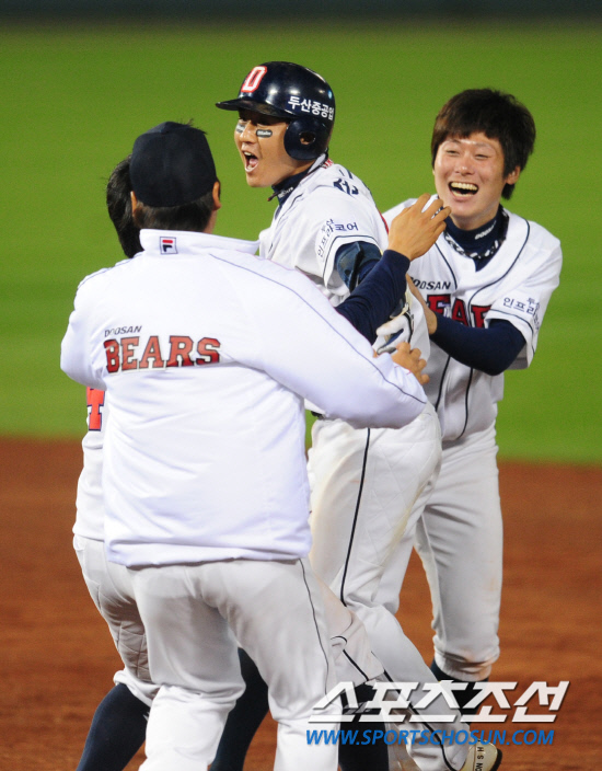 
	����������

2010�� 10�� 10��

10�� ��ǿ��� ���� �Ｚ�� �λ��� �÷��̿��� 3�������� 11ȸ�� ���� 2,3�缭 ������ ��Ÿ�� ģ �λ� �ս���(���)�� ������ ȯȣ�ϰ� �ִ�.

���= ���� ���� kyungmin@sportschosun.com


