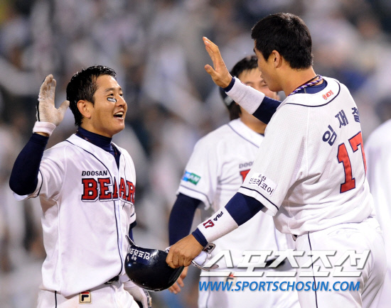 
	2010.10.10/

10�� ��ǿ��� ���ξ߱� �÷��̿��� 3���� �Ｚ-�λ� ��Ⱑ ���ȴ�. ���� 11ȸ������ ����ö�� ����Ÿ, �ս����� ������ ��Ÿ�� �������� �ŵ� �λ� �������� ������� �� ȯȣ�ϰ� �ִ�. �������� ���ΰ�! �ս���� ����ö�� �������̺긦 ������ �ִ�.

���=������ ���� songs@sportschosun.com


