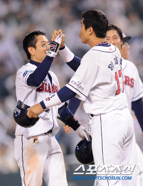 
	2010.10.10/

10�� ��ǿ��� ���ξ߱� �÷��̿��� 3���� �Ｚ-�λ� ��Ⱑ ���ȴ�. ���� 11ȸ������ ����ö�� ����Ÿ, �ս����� ������ ��Ÿ�� �������� �ŵ� �λ� �������� ������� �� ȯȣ�ϰ� �ִ�. �������� ���ΰ�! �ս���� ����ö�� �������̺긦 ������ �ִ�.

���=������ ���� songs@sportschosun.com


