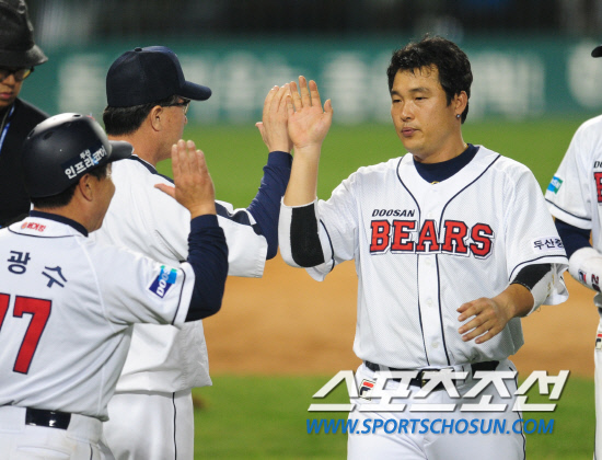 
	����������

2010�� 10�� 10��

10�� ��ǿ��� ���� �Ｚ�� �λ��� �÷��̿��� 3�������� 11ȸ�� �ս����� ������ ��Ÿ�� 9��8 �¸��� �ŵ� �λ� �赿�� �� �������� ȯȣ�ϰ� �ִ�.

���= ���� ���� kyungmin@sportschosun.com


