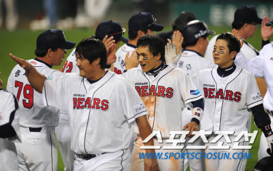 
	����������

2010�� 10�� 10��

10�� ��ǿ��� ���� �Ｚ�� �λ��� �÷��̿��� 3�������� 11ȸ�� �ս����� ������ ��Ÿ�� 9��8 �¸��� �ŵ� ������ �� �λ� �������� ȯȣ�ϰ� �ִ�.

���= ���� ���� kyungmin@sportschosun.com


