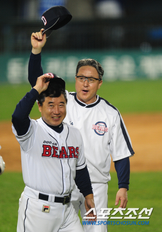 
	����������

2010�� 10�� 10��

10�� ��ǿ��� ���� �Ｚ�� �λ��� �÷��̿��� 3�������� 11ȸ�� �ս����� ������ ��Ÿ�� 9��8 �¸��� �ŵ� �λ� ��湮 ������ ���ߵ鿡�� �λ��ϰ� �ִ�. ������ �豤�� ��ġ

���= ���� ���� kyungmin@sportschosun.com


