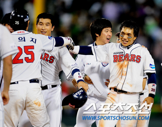 
	2010,10,10

PO3���� �λ�-�Ｚ

10�� ������ �λ�� �Ｚ�� PO3�������� �λ� ����ö(���ʿ��� �ι�°)�� �������� ������ ��Ÿ�� �ºθ� �������� �� ������ �������� �Բ� �¸��Ǳ���� ������ �ִ�.

���=������ ���� basser@sportschosun.com


