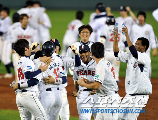 
	10�� ��ǿ��� ���� �Ｚ�� �λ��� �÷��̿��� 3�������� ���� 11ȸ�� ������ ������ �¸��� �ø� �λ� �������� ȯȣ �ϰ� �ִ�.

���=������ ����rainmaker@sportschosun.com


