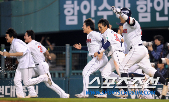 
	10�� ��ǿ��� ���ξ߱� �÷��̿��� 3���� �Ｚ-�λ� ��Ⱑ ���ȴ�. ���� 11ȸ������ ����ö�� ����Ÿ, �ս����� ������ ��Ÿ�� �������� �ŵ� �λ� �������� ��� ����� �Բ� �׶���� ���� ������ �ִ�.

���=������ ���� songs@sportschosun.com


