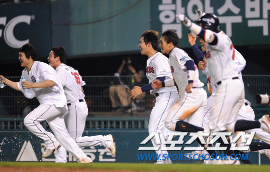 
	10�� ��ǿ��� ���ξ߱� �÷��̿��� 3���� �Ｚ-�λ� ��Ⱑ ���ȴ�. ���� 11ȸ������ ����ö�� ����Ÿ, �ս����� ������ ��Ÿ�� �������� �ŵ� �λ� �������� ��� ����� �Բ� �׶���� ���� ������ �ִ�.

���=������ ���� songs@sportschosun.com


