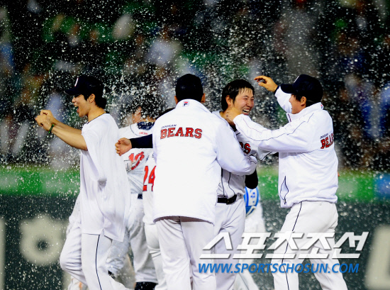 
	2010,10,10

PO3���� �λ�-�Ｚ

10�� ������ �λ�� �Ｚ�� PO3�������� �λ��� �Ǹ� ������ ������ ���� �ս����� ������� �¸��� �Ÿ� �����. �λ꼱������ ���� �Ѹ��� �¸��� ����� �����ϰ� �ִ�.

���=������ ���� basser@sportschosun.com


