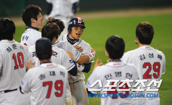 
	����������

2010�� 10�� 10��

10�� ��ǿ��� ���� �Ｚ�� �λ��� �÷��̿��� 3�������� 11ȸ�� ���� ���缭 ����ö�� ����Ÿ�� Ȩ�� ���� ������(���)�� ������� ���ϸ� �ް� �ִ�.

���= ���� ���� kyungmin@sportschosun.com


