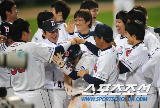 
	����������

2010�� 10�� 10��

10�� ��ǿ��� ���� �Ｚ�� �λ��� �÷��̿��� 3�������� 11ȸ�� ���� ���缭 ����ö�� ����Ÿ�� Ȩ�� ���� �������� ������� ���ϸ� �ް� �ִ�.

���= ���� ���� kyungmin@sportschosun.com


