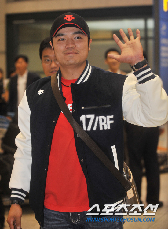 
	����������

2010.10.10

'����Ʈ����' �߽ż��� 10�� ���� ��õ������ ���� ����ȯ���ߴ�. 2�� ���� 20Ȩ�� 20����, Ÿ�� 3��, ����� 4��1��. �߽ż�(28)�� �� ���� ���� �̷� �����̴�. �̱����ξ߱�(MLB) Ŭ�������� �ε�� ���� Ÿ�ڸ� �Ѿ� ���������� ��Ÿ�ڷ� Ȯ���� �ڸ��ű��� �߽ż��� 25�Ϻ��� 11�� ������ �ƽþȰ��� �߱���ǥ�� �Ʒÿ� �շ��� �����̴�.  

��õ����=���ؿ� ���� noodle@sportschosun.com


