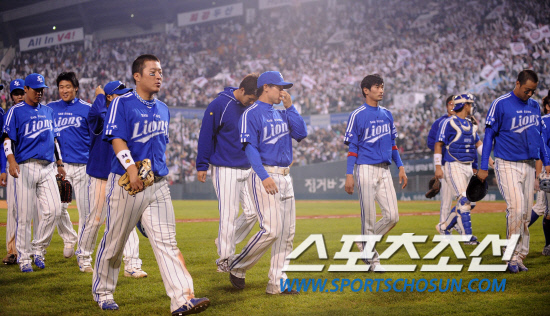 
	10�� ��ǿ��� ���ξ߱� �÷��̿��� 3���� �Ｚ-�λ� ��Ⱑ ���ȴ�. ���� 11ȸ�� 2�����ϸ� ������ ������ �Ｚ�� 11ȸ�� �λ� �ս��忡�� ������ ��Ÿ�� ����ϸ� 9��8 �����и� ���ߴ�. ��� ���� �� '�����ڽ�'�� ǥ������ �׶��带 ������ �ִ� �Ｚ ������.

���=������ ���� songs@sportschosun.com


