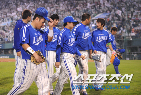 
	10�� ��ǿ��� ���ξ߱� �÷��̿��� 3���� �Ｚ-�λ� ��Ⱑ ���ȴ�. ���� 11ȸ�� 2�����ϸ� ������ ������ �Ｚ�� 11ȸ�� �λ� �ս��忡�� ������ ��Ÿ�� ����ϸ� 9��8 �����и� ���ߴ�. ��� ���� �� '�����ڽ�'�� ǥ������ �׶��带 ������ �ִ� �Ｚ ������.

���=������ ���� songs@sportschosun.com


