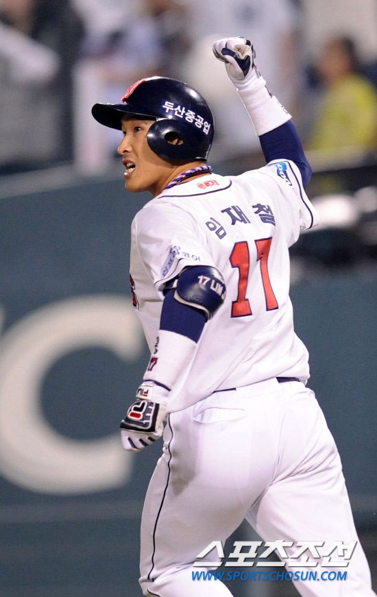 
	10�� ��ǿ��� ���ξ߱� �÷��̿��� 3���� �Ｚ-�λ� ��Ⱑ ���ȴ�. ���� 11ȸ�� ���� ���翡�� ���� 2Ÿ�� 2��Ÿ�� ġ�� ���� ��� 2��� �޷� ������ �λ� ����ö. 

���=������ ���� songs@sportschosun.com


