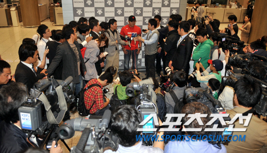 
	10�� ���� ��õ������ ���� ����ȯ���� �߽ż��� ������ ����ȸ���� ���� �ִ�. 2�� ���� 20Ȩ�� 20����, Ÿ�� 3��, ����� 4��1��. �߽ż�(28)�� �� ���� ���� �̷� �����̴�. �̱����ξ߱�(MLB) Ŭ�������� �ε�� ���� Ÿ�ڸ� �Ѿ� ���������� ��Ÿ�ڷ� Ȯ���� �ڸ��ű��� �߽ż��� 25�Ϻ��� 11�� ������ �ƽþȰ��� �߱���ǥ�� �Ʒÿ� �շ��� �����̴�.  

��õ����=���ؿ� ���� noodle@sportschosun.com


