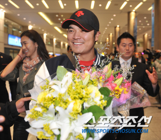 
	10�� ���� ��õ������ ���� ����ȯ���� �߽ż��� �ɴٹ��� ��� ȯ�ϰ� ���� �ִ�. 2�� ���� 20Ȩ�� 20����, Ÿ�� 3��, ����� 4��1��. �߽ż�(28)�� �� ���� ���� �̷� �����̴�. �̱����ξ߱�(MLB) Ŭ�������� �ε�� ���� Ÿ�ڸ� �Ѿ� ���������� ��Ÿ�ڷ� Ȯ���� �ڸ��ű��� �߽ż��� 25�Ϻ��� 11�� ������ �ƽþȰ��� �߱���ǥ�� �Ʒÿ� �շ��� �����̴�.  

��õ����=���ؿ� ���� noodle@sportschosun.com


