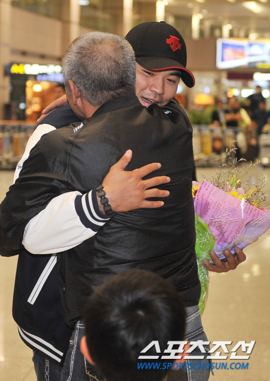 
	����������

2010.10.10

'����Ʈ����' �߽ż��� 10�� ���� ��õ������ ���� ����ȯ���ߴ�. 2�� ���� 20Ȩ�� 20����, Ÿ�� 3��, ����� 4��1��. �߽ż�(28)�� �� ���� ���� �̷� �����̴�. �̱����ξ߱�(MLB) Ŭ�������� �ε�� ���� Ÿ�ڸ� �Ѿ� ���������� ��Ÿ�ڷ� Ȯ���� �ڸ��ű��� �߽ż��� 25�Ϻ��� 11�� ������ �ƽþȰ��� �߱���ǥ�� �Ʒÿ� �շ��� �����̴�.  

��õ����=���ؿ� ���� noodle@sportschosun.com


