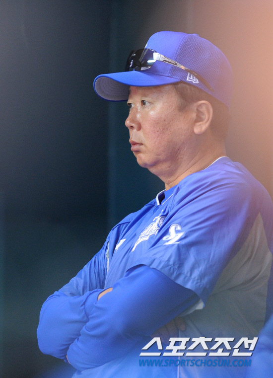 
	10�� ��ǿ��� ���ξ߱� �÷��̿��� 3���� �Ｚ-�λ� ��Ⱑ ���ȴ�. ���� 11ȸ�� ���� ǥ������ �׶��带 �����ϰ� �ִ� �Ｚ ������ ����.

���=������ ���� songs@sportschosun.com


