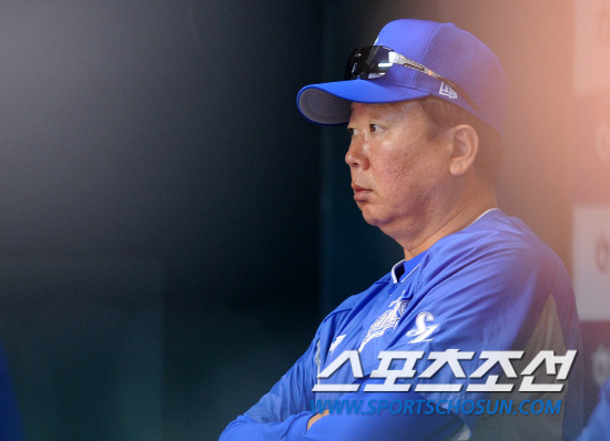 
	10�� ��ǿ��� ���ξ߱� �÷��̿��� 3���� �Ｚ-�λ� ��Ⱑ ���ȴ�. ���� 11ȸ�� ���� ǥ������ �׶��带 �����ϰ� �ִ� �Ｚ ������ ����.

���=������ ���� songs@sportschosun.com


