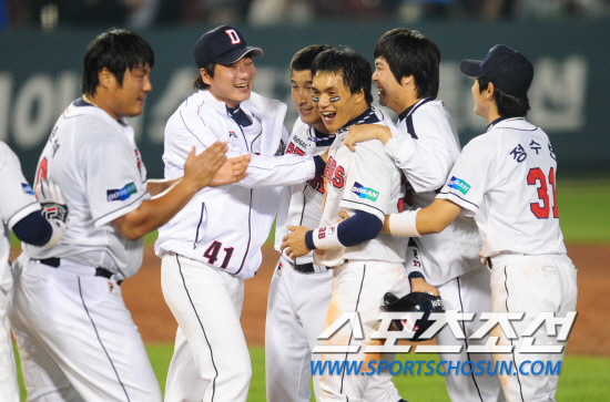 
	����������

2010�� 10�� 10��

10�� ��ǿ��� ���� �Ｚ�� �λ��� �÷��̿��� 3�������� 11ȸ�� �ս����� ������ ��Ÿ�� 9��8 �¸��� �ŵ� �� ������(���ʺ���), ����ö, ������, ������, �������� ȯȣ�ϰ� �ִ�.

���= ���� ���� kyungmin@sportschosun.com


