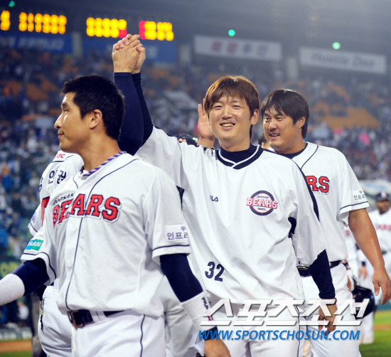 
	2010,10,10

PO3���� �λ�-�Ｚ

10�� ������ �λ�� �Ｚ�� PO3�������� �λ��� 11ȸ ������ ���� �¸��� �� �λ� �輱��(���ʿ��� �ι�°)�� ������ �������̺긦 ������ �ִ�.

���=������ ���� basser@sportschosun.com


