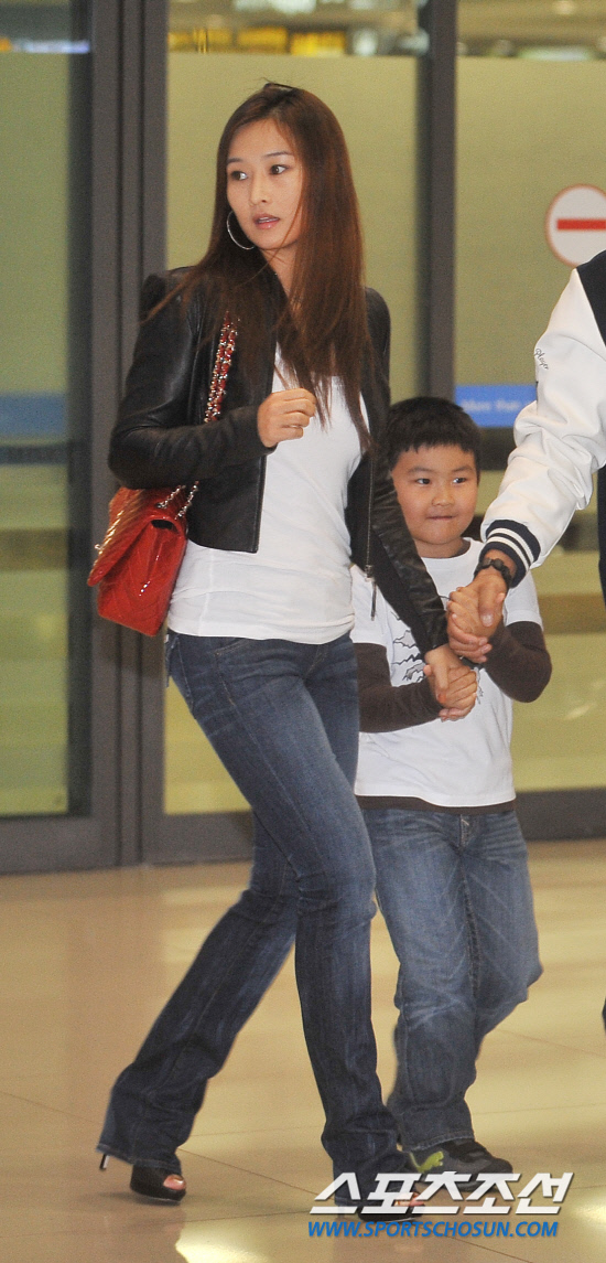 
	10�� ���� ��õ������ ���� �Ա��� �� ������ ������°��� �ϱ��� �ʴ� ��� �̸��� �߽ż��� �Ƴ� �Ͽ��̾�.   

��õ����=���ؿ� ���� noodle@sportschosun.com


