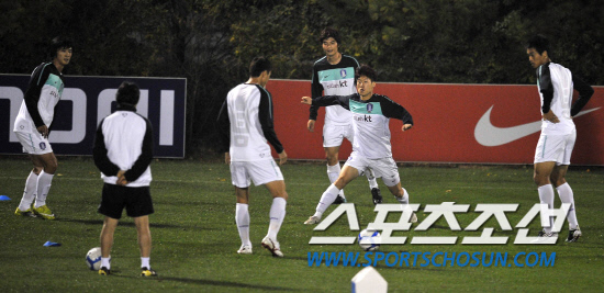 
	���������� 2010.10.10.

   ���� 12�� �������� �յΰ� ����NFC���� �౸��ǥ���� �߰� �����Ʒÿ� �����ϸ� ������ ���н� �Ʒ����� ���� Ǯ�� �ִ�.  ����NFC=������ ���� 

young@sportschosun.com


